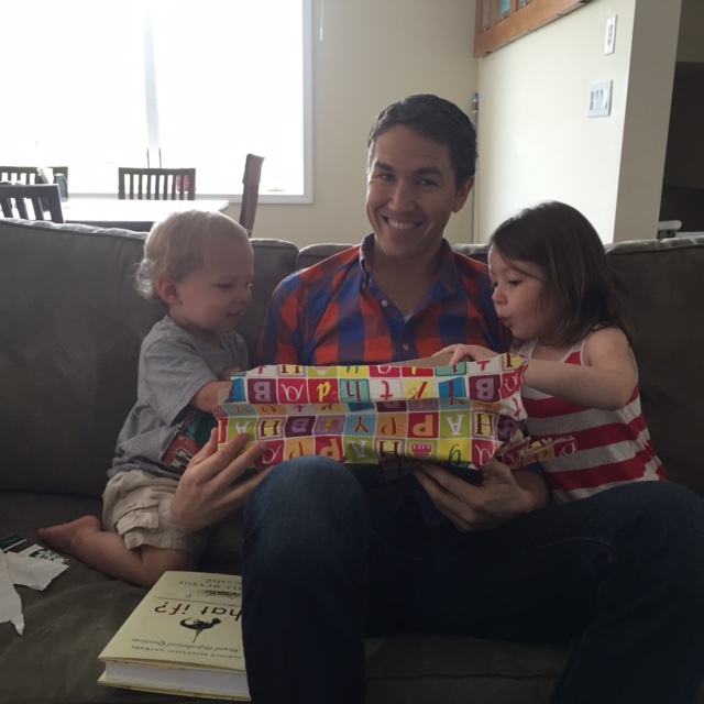 Ooo... let's help Dada!